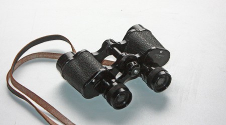 Claritas London 8 x 25. Klein maar optisch best goed. De beeldkwaliteit is één op één te vergelijken met een Carl Zeiss Jena 8 x 24 Turactem. Ik zag niet of nauwelijks verschil tussen beide kijkers. 